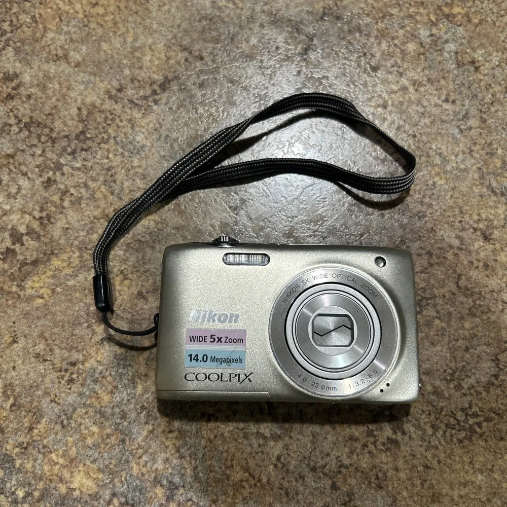 Nikon COOLPIX S3100 Compact Digital Camera 14MP 5x Optical Zoom Silver *READ*